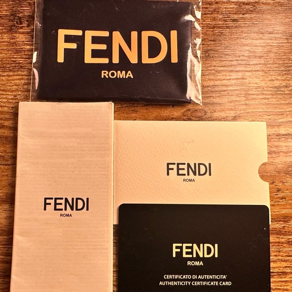 Authenticated Gold metal FENDI SUNGLASSES UNISEX. - Picture 7 of 7